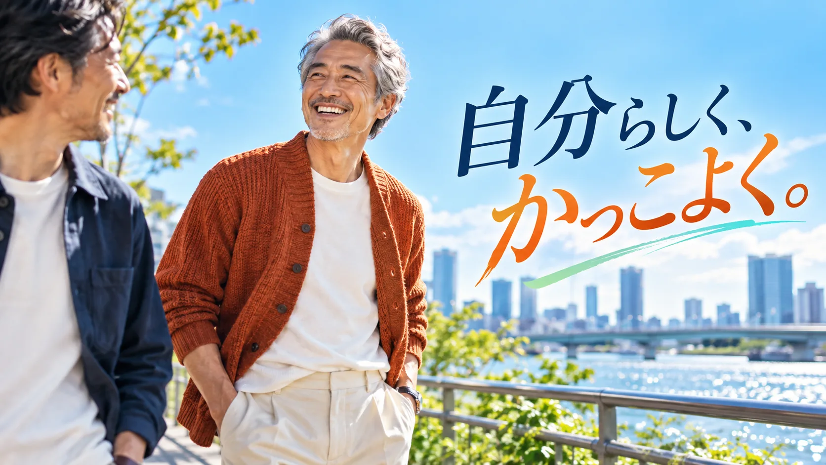 晴れた水辺で笑顔を見せる自然なグレイヘアの男性